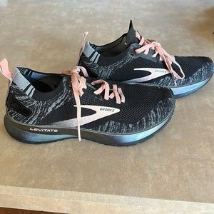Brooks Levitate Women's 7 Black and Pink
